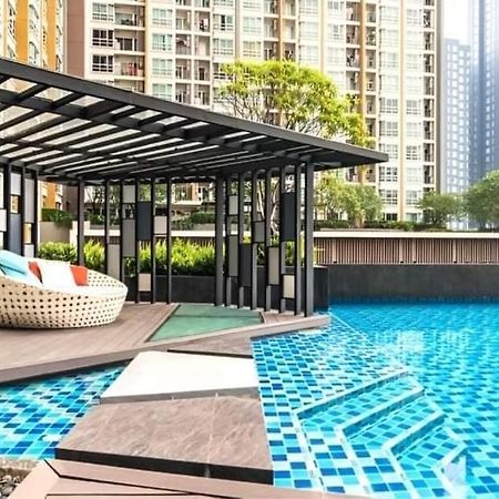 Condo In Bangkok With Swimming Pool Near Malls And Train Exteriör bild